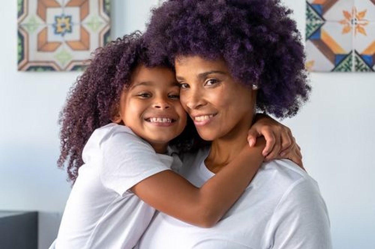 Presente elegante com flores para o Dia das Mães
