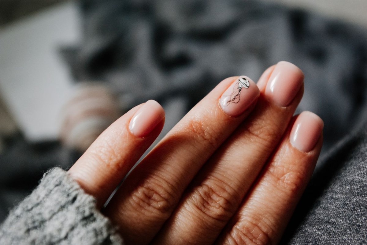 Manicure elegante com nail art sofisticada e esmaltes