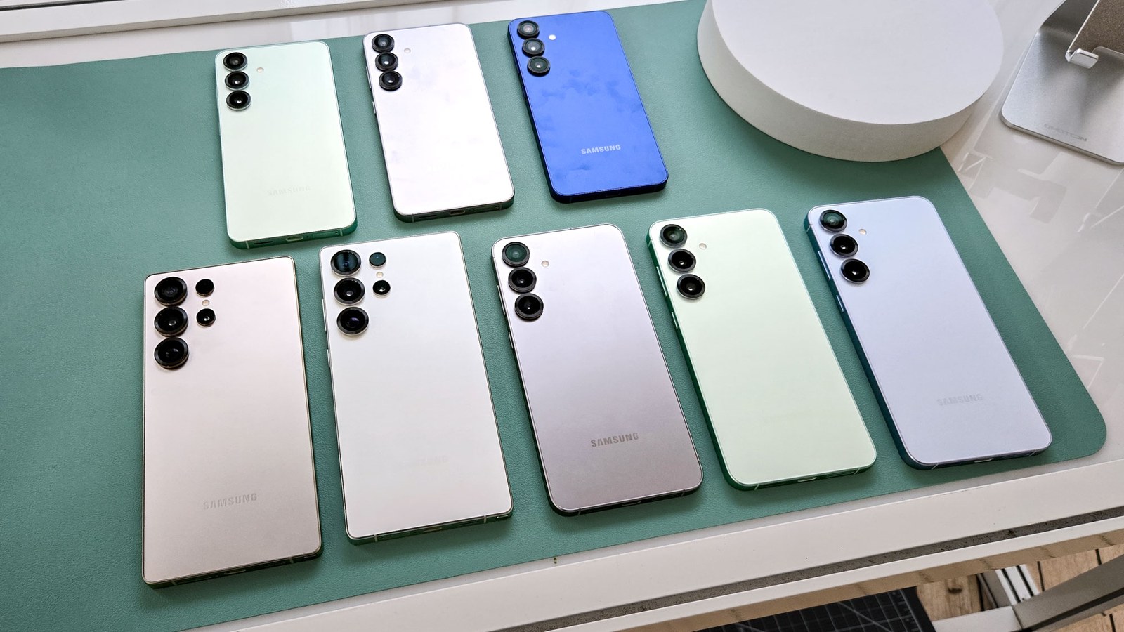 Vários modelos de Samsung Galaxy lado a lado para comparação