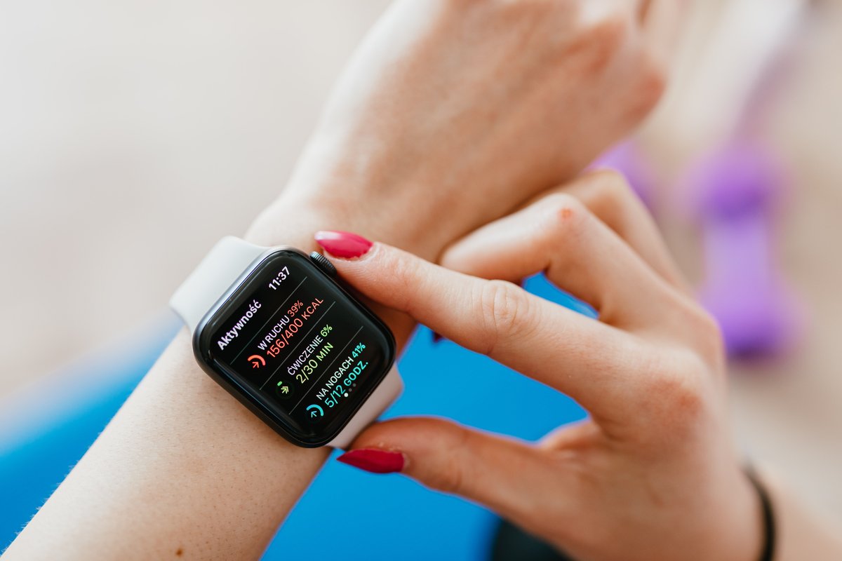 Smartphone e gadgets modernos com estética feminina clean